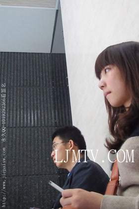 大忽悠街拍2013.1.27【强袭忽悠CD】混入化妆品店内强行摸豹纹包臀裙肉丝骚货买丝袜和坐在清纯美女边上搭讪裤袜裆都露出了