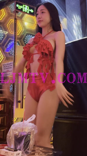 甜美黑发美女绑带红色花边文胸金属光泽高腰裤赚小费-4K视频