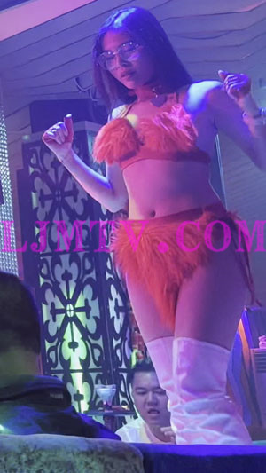 束发少妇后背曲线太优美翘臀白色高腰裤银色过膝皮靴有纹身-4K视频