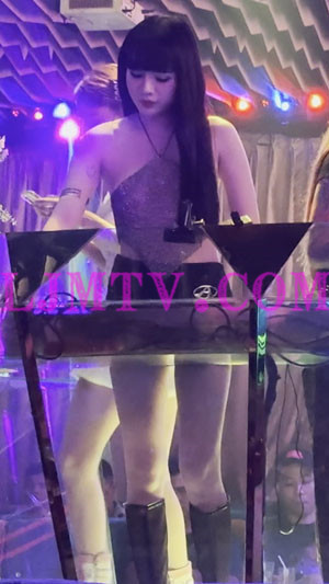 夜店里穿着性感女dj挂脖超短裙皮靴-4K视频