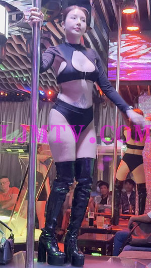 黑色暴露纹身的过膝黑皮靴马尾辫舞女-4K视频