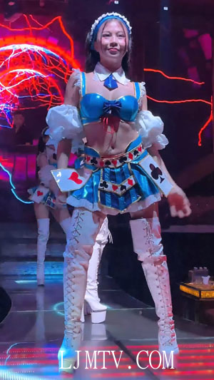 扑克牌蓝色文胸花边短裙过膝绑带白色皮靴三人跳舞