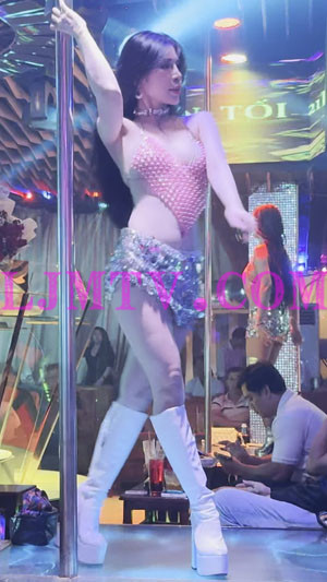 白靴夜店领舞身穿贴片短裙挂脖热舞-4K视频
