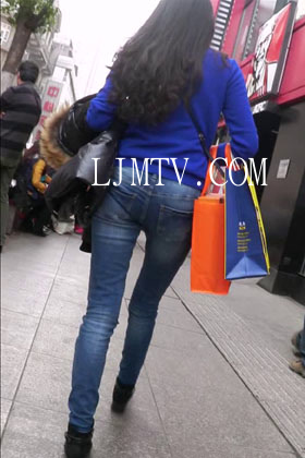 街拍客精选紧身裤热裤全集视频701-800-极品蓝牛大长腿少妇，臀部很翘！
