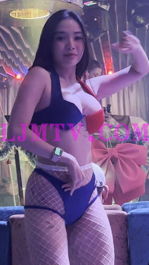 红蓝相间的比基尼长发舞女白色超大网眼渔网袜卡座热舞-4K视频