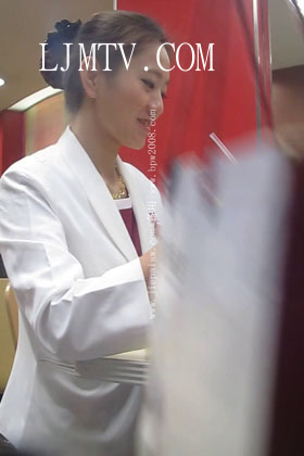 大忽悠街拍2013.1.29【成功案例补发】忽悠2个清纯肉丝OL脱掉丝袜送2双新的其中一个怕冷还穿了2双同时揉捏丝袜脚