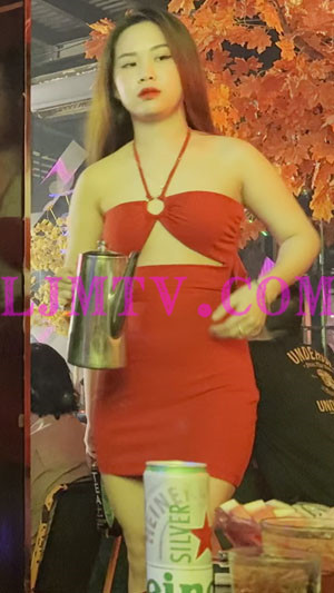 真实酒吧系列连倒水服务员都穿的很性感的包臀裙-4K视频