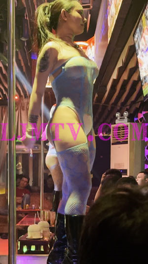 淡蓝色连体镂空丝袜装的黑靴舞女-4K视频