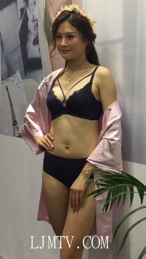 深圳SIUF内衣展穿着睡裙头戴鲜花的黑色蕾丝文胸模特