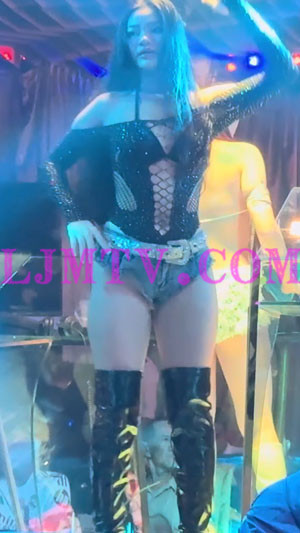 丰唇面无表情的舞女黑色蕾丝镂空情趣内衣牛仔热裤黑色超长皮靴-4K视频