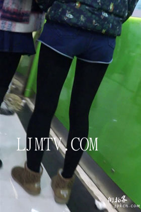 街拍客精选紧身裤热裤全集视频701-800-热裤黑丝美腿少女跟闺蜜一起逛街