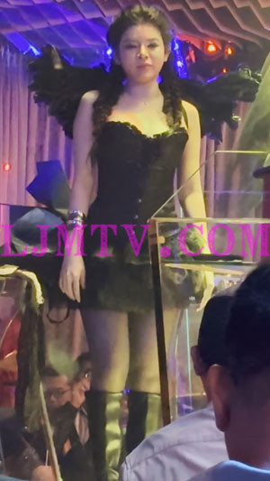 盘发的黑色翅膀缎面紧身束胸衣蓬蓬裙黑丝袜黑皮靴女dj-4K视频