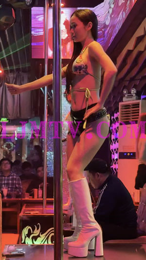 苗条身材的九头身比基尼热舞女孩和三位黑网袜女DJ-4K视频