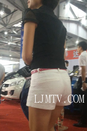 小龙大师精品街拍系列合集-圆臀白紧热裤少妇-03