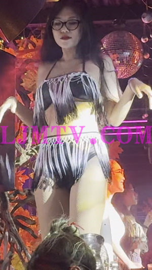 黑框眼镜的熟女范儿十足的黑色吊穗比基尼女dancer-4K视频