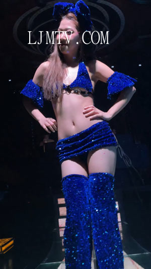 深蓝色闪钻裹胸超短裙搭配长筒裤腿的露脐装舞女