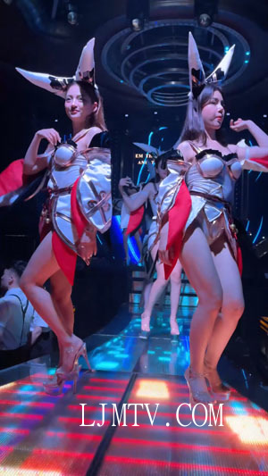 穿的像游戏人物一样的cosplay吊带泳装光腿水晶高跟鞋三位领舞