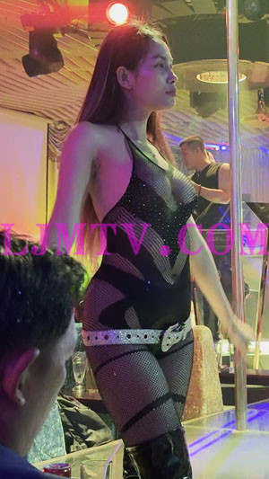 黑色吊带蕾丝连体网衣黑色三角裤的高个子长发舞女跳舞赚钱-4K视频