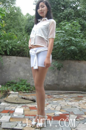 大忽悠2014.6.26【成功案例第214弹-174CM哈萨克与蒙古混血妖媚美女丝袜原味】来自阿勒泰草原的妖艳哈萨克美女校园穿旗袍肉丝紧身白裤丝袜脚都被雨淋湿了2014.6.26-214