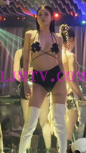 个子很高的绑带乳贴黑色高腰裤的过膝乳白皮靴领舞-4K视频