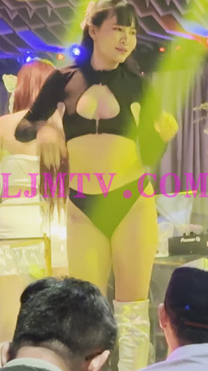 黑色三角裤的黑袖刘海儿熟女挣钱跳舞-4K视频