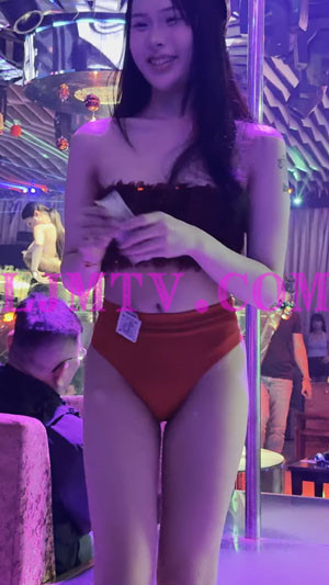 红色高腰裤舞女走来走去献舞台上两位穿着性感女DJ-4K视频