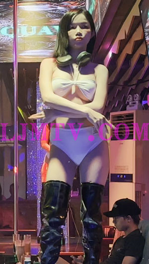 小妹很清纯白色吊带裹胸白色高腰裤细长美腿黑色过膝皮靴-4K视频