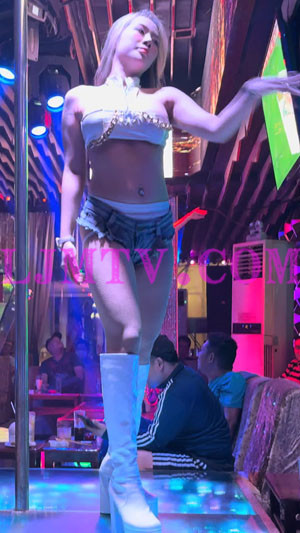 年轻黄发女孩就是有资本白色裹胸牛仔热裤白色皮靴跳动青春-4K视频
