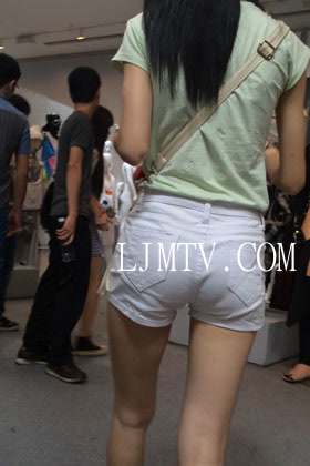 小龙大师精品街拍系列合集-长腿白色热裤少妇-01