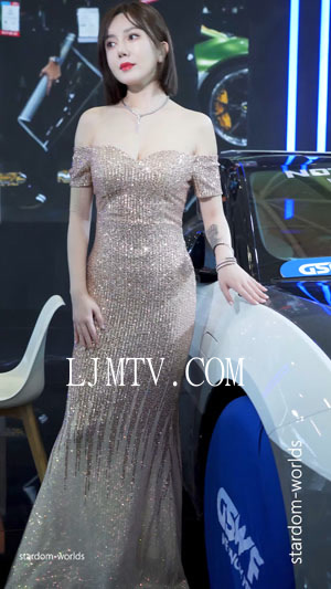 2025深圳改装车展AutoShow气质短发美女车模最后有变脸表演模特40RacingModel