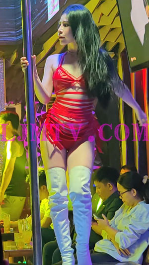 看上去整容脸有女人味的少妇绑带红色比基尼美腿白色长筒过膝靴-4K视频