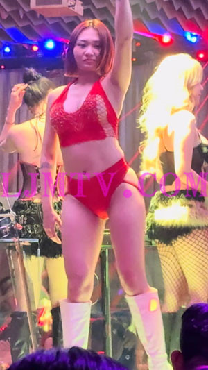 短发气质高个子美女红色蕾丝背心绑带高腰裤白皮靴跳辣舞-4K视频