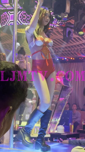 修长美腿的红色高腰裤白色奶罩年轻女孩-4K视频