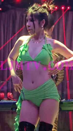 绿色绑带比基尼超短裙露内的修长美腿黑色过膝乳胶皮靴气质少妇-4K视频
