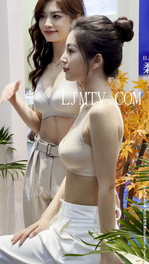 2023深圳SIUF内衣展无痕文胸站台两位美女模特少女感极强-1