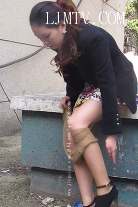 东厂街拍大忽悠买丝袜强袭抄底2013年3月-2013.3.16_clip(1)