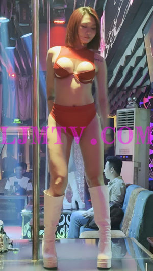 奶子很挺的红色镂空裹胸高腰裤白色皮靴的短发妹子-4K视频