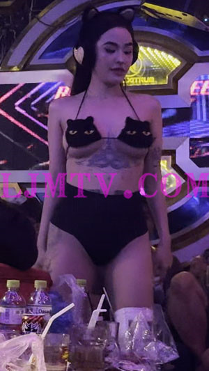 夜店里戴着猫儿细绳奶罩黑色高腰裤腹部纹身的跳舞养家少妇-4K视频