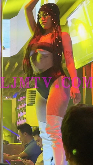 头戴针织帽黑色裹胸白色皮靴的腹部有纹身舞女-4K视频