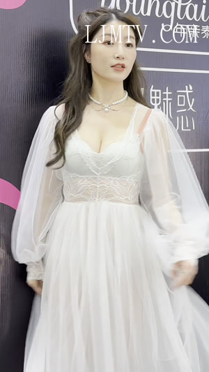 深圳SIUF2023内衣展双生花白色蕾丝裙与蕾丝文胸美女站台