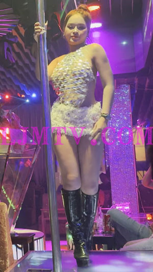 闪钻挂脖肚兜的毛绒超短裙丸子头黑靴舞女-4K视频