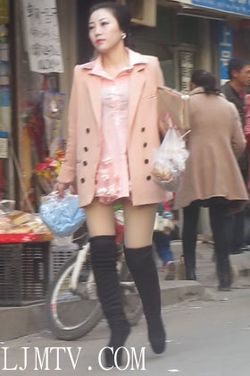 大忽悠2014.3.14【成功案例第174弹】跟气质清纯肉丝高靴美少妇到化妆店内用2双新丝袜忽悠少妇脱下原味肉丝在后台小床上直接换穿丝袜2014.3.15-1741 (3)