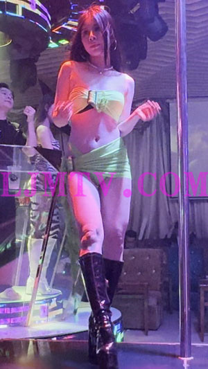 异域风格的黑发妹子绿色裹胸绿色裹臀黑皮靴卖力跳动-4K视频