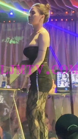 吧台穿着黑色裹胸包臀裙的丸子头花纹黑丝袜妹子-4K视频