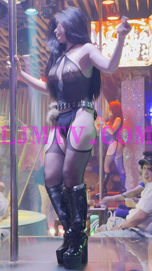 身上黑色情趣网状吊带的皮靴长发脱衣舞娘-4K视频