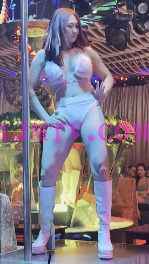 毛茸茸可爱裹胸高腰裤的白靴钢管舞女郎-4K视频