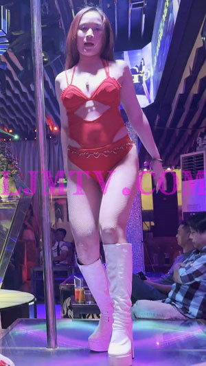 染发女孩红色吊带泳装奶罩红色三角裤网袜白皮靴-4K视频