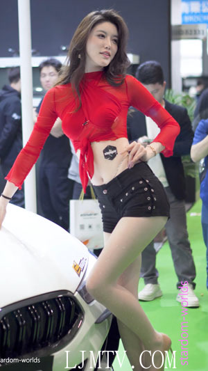 2024深圳改装车展AutoShowRacingModel性感美女车模小乌苏热舞-42
