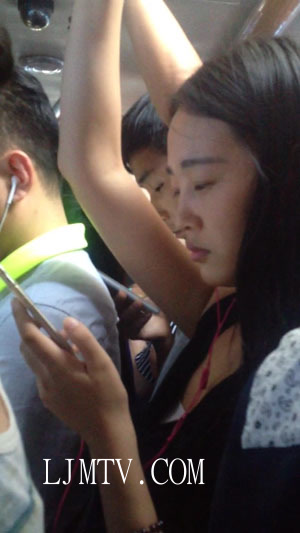 街拍大师超级白嫩玉足高清拍摄高跟丝袜-032(1)
