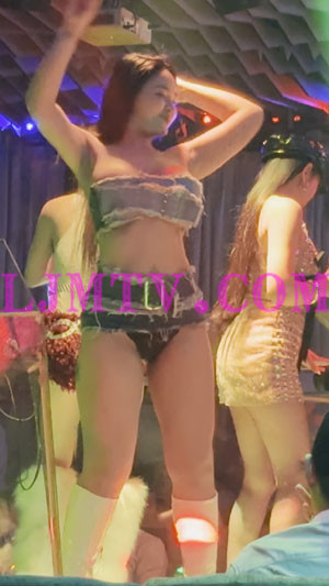 牛仔裹胸牛仔超短裙的丰满热舞女孩-4K视频